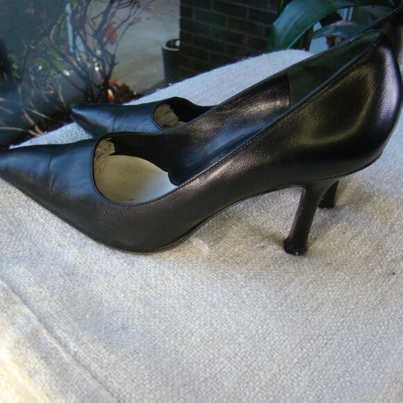 Via Spiga black buttery soft pointy toe heels pumps, size 8 - Picture 4 of 9